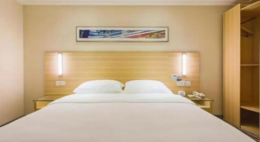 Bed in City Comfort Inn Guangzhou Hanxi Changlong Shiqiao Metro Station
