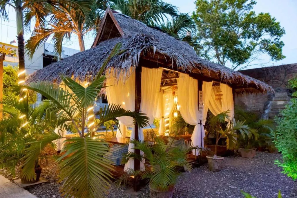 Coucou Bar Hotel and Restaurant