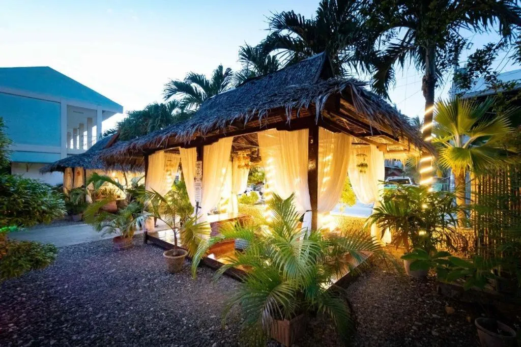 Coucou Bar Hotel and Restaurant