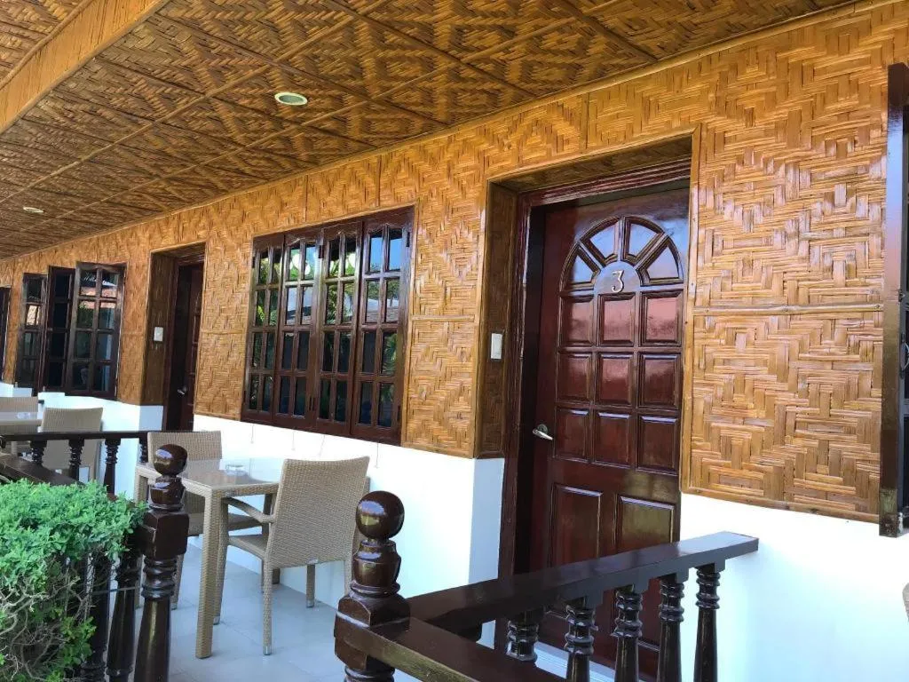 Coucou Bar Hotel and Restaurant