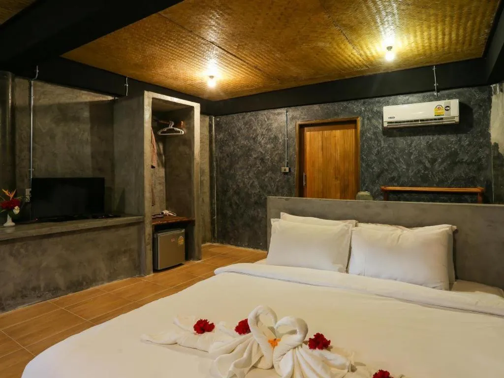 Bed in Koh Mook De Tara Beach Resort