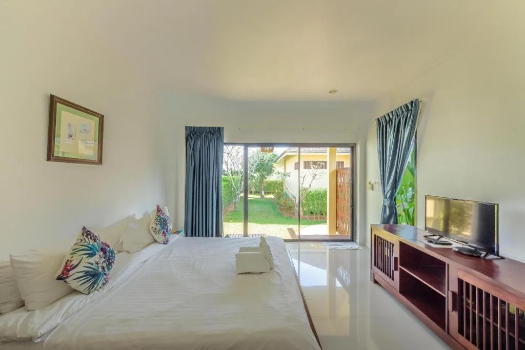 Bed in Villa Phra Chan Resort