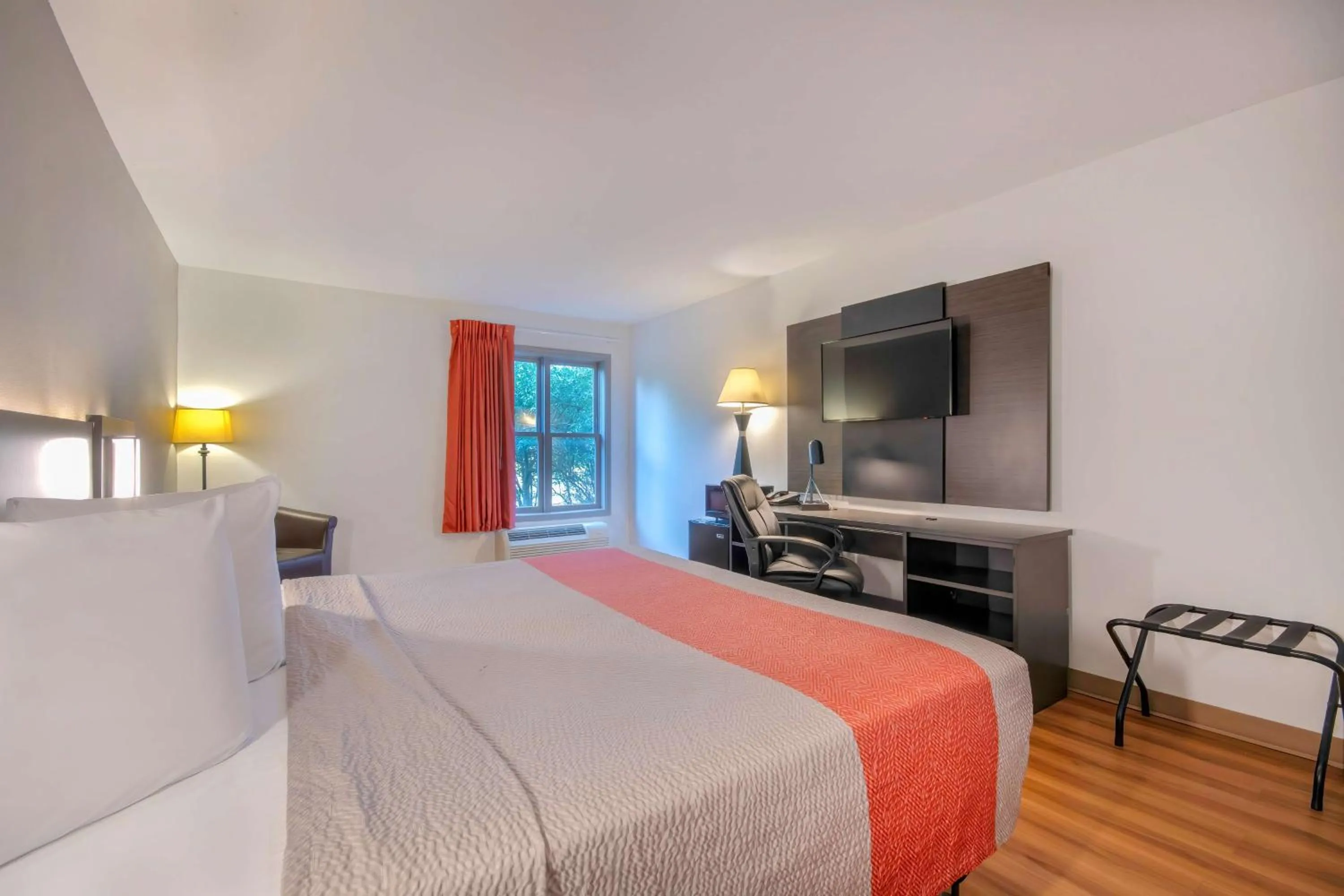 Bedroom, Bed in Motel 6 Walton, KY - Richwood - Cincinnati Airport South