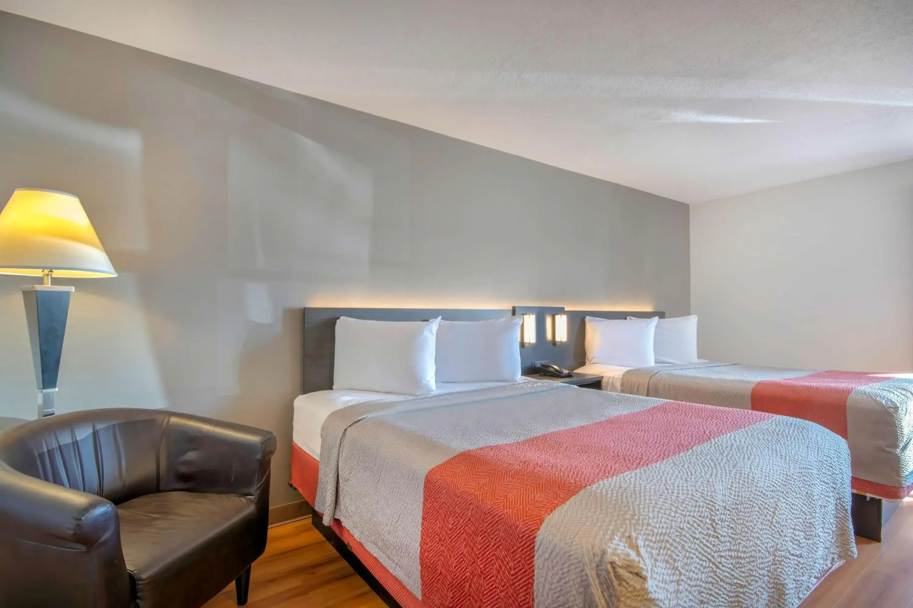 Queen Room with Two Queen Beds - Non-Smoking in Motel 6 Walton, KY - Richwood - Cincinnati Airport South Queen Room with Two Queen Beds - Non-Smoking in Motel 6 Walton, KY - Richwood - Cincinnati Airport South