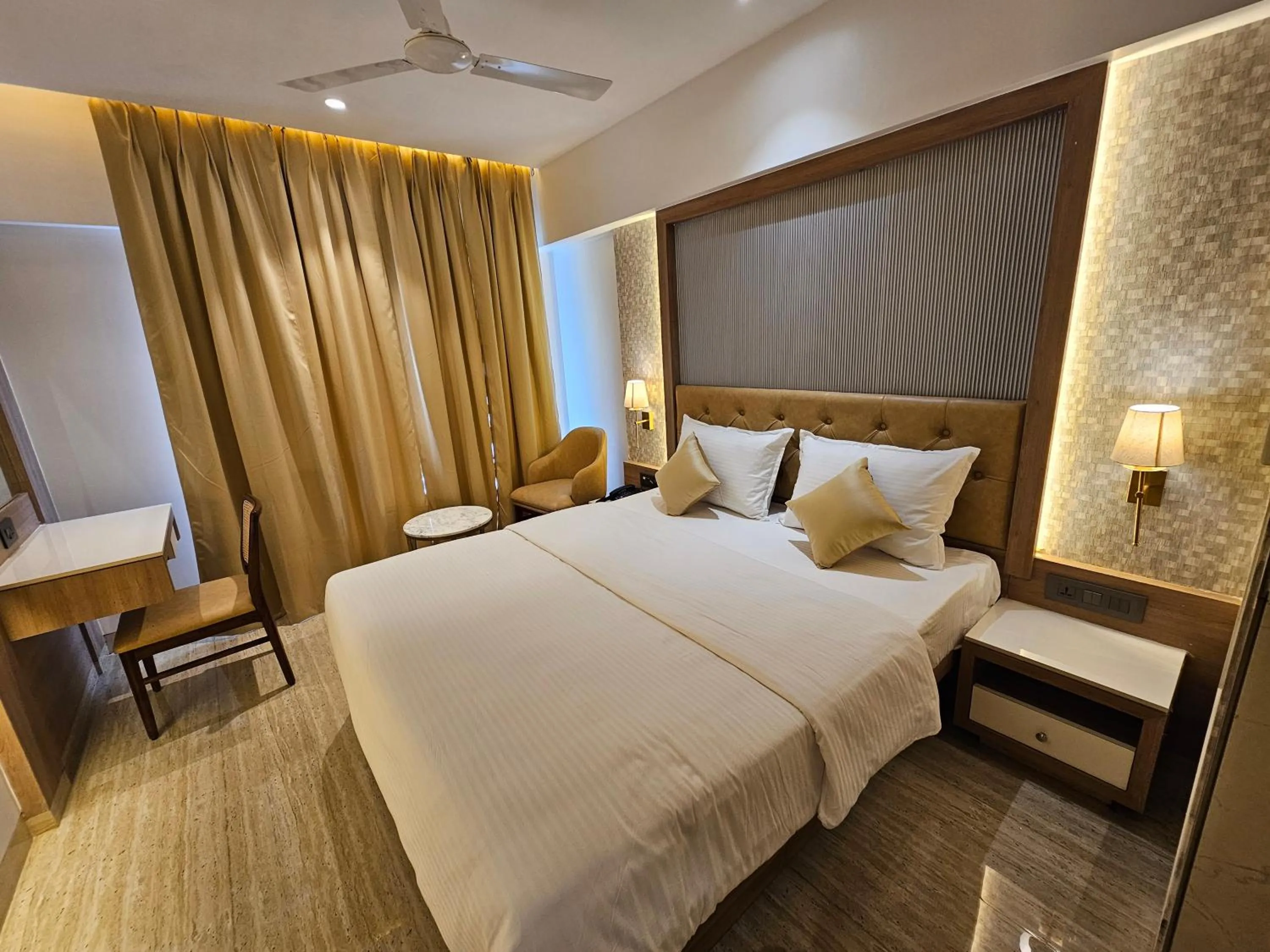 Bed in Hotel Golden Nest Thane