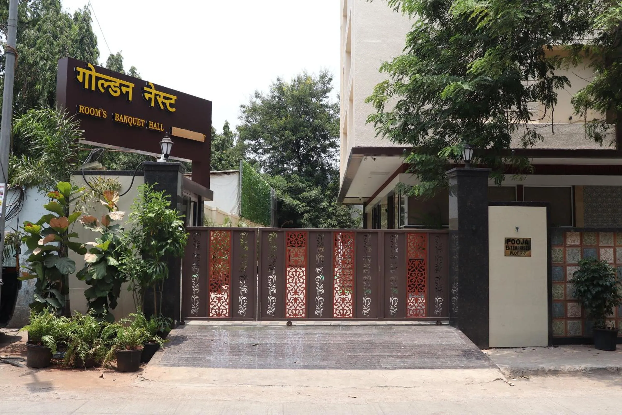 Facade/entrance in Hotel Golden Nest Thane