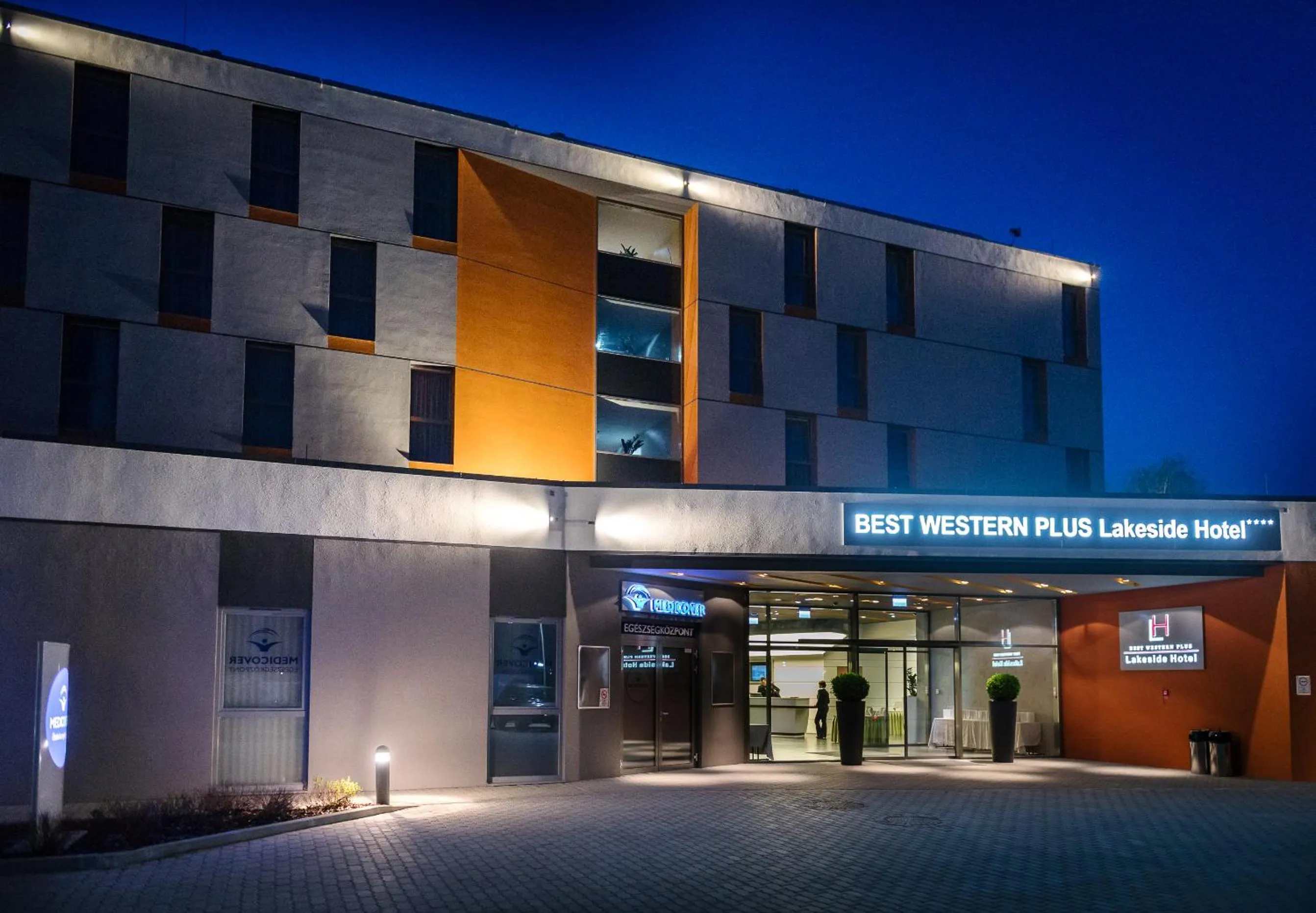 Facade/entrance in Best Western Plus Lakeside Hotel