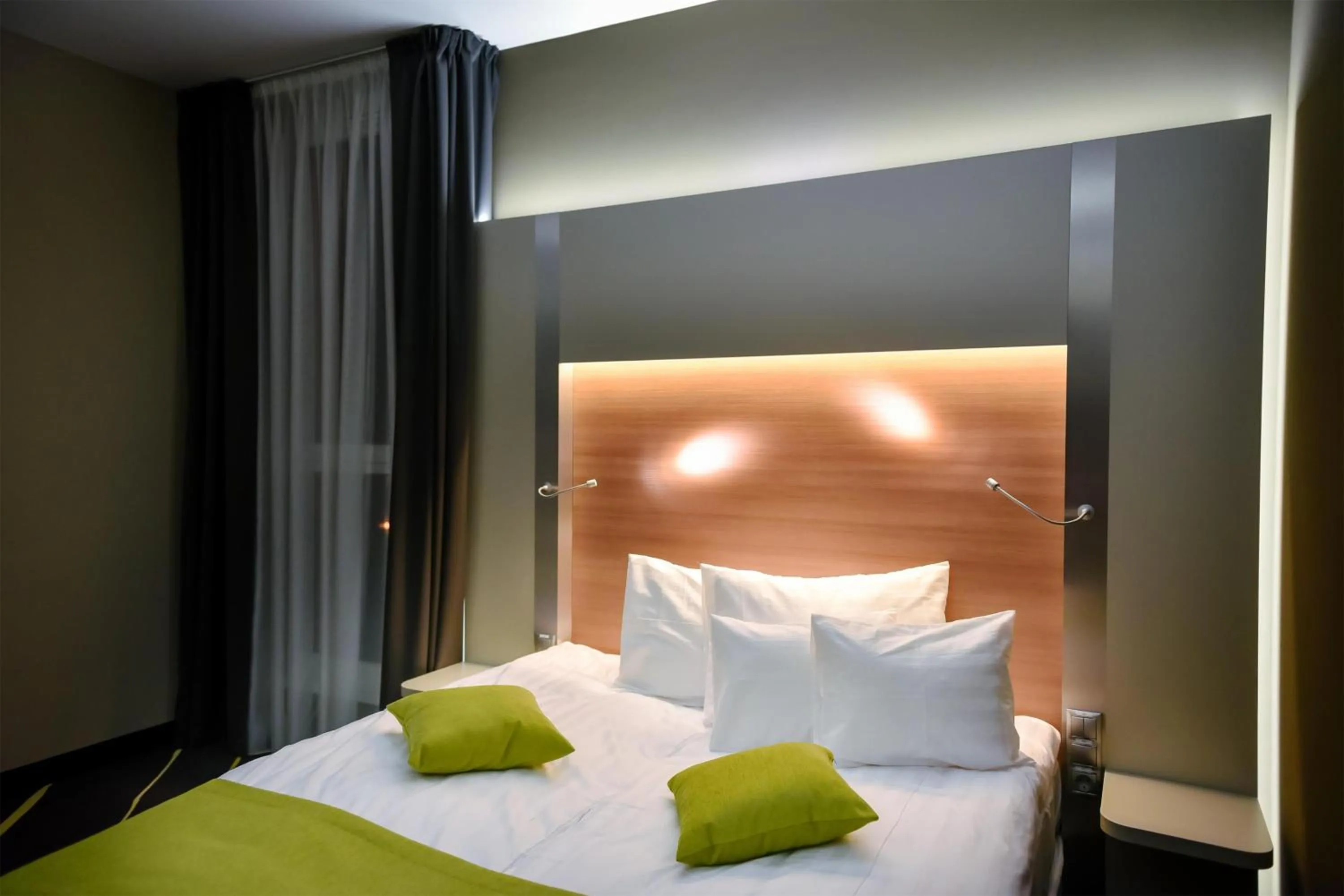 Bedroom, Bed in Best Western Plus Lakeside Hotel