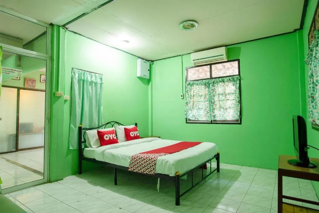 Bed in Raknatee Resort