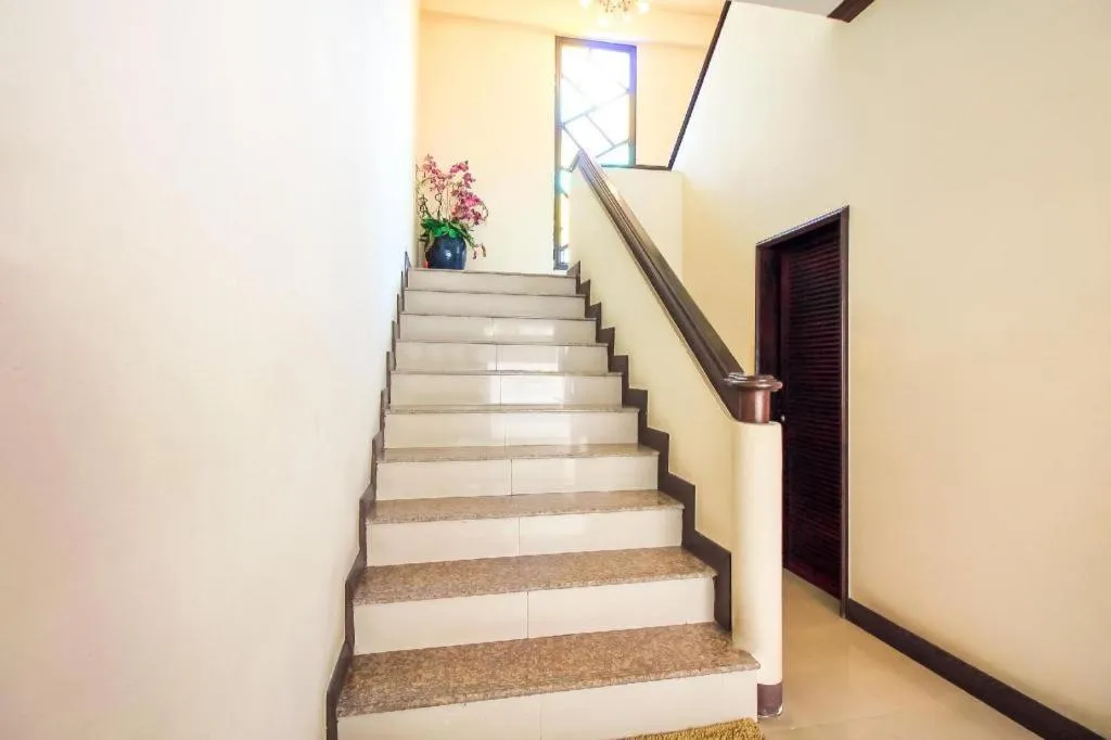 OYO 383 White inn hotel