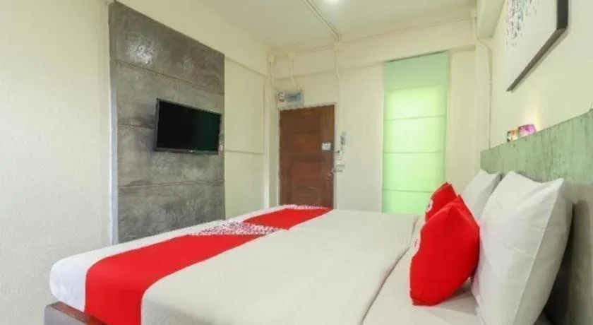 Bed in OYO 412 7 Days Hotel