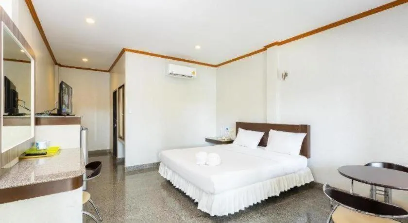 Bed in Manee Sangkha Hotel