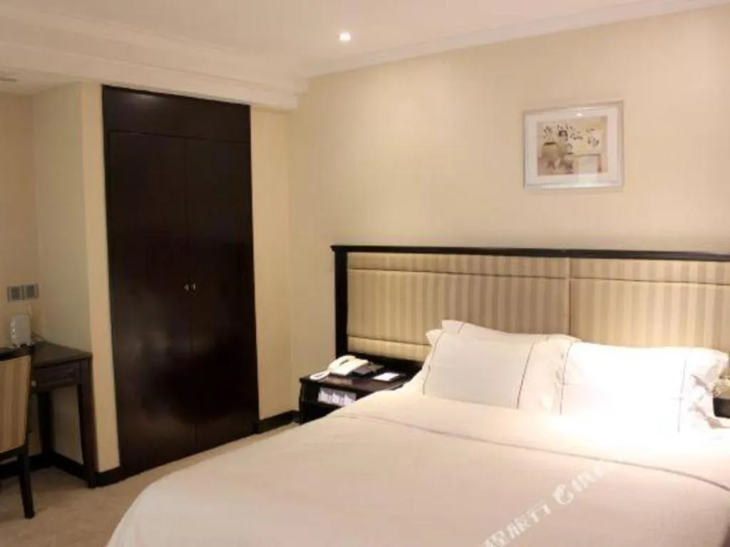 Bed in Metropolitan Hotel