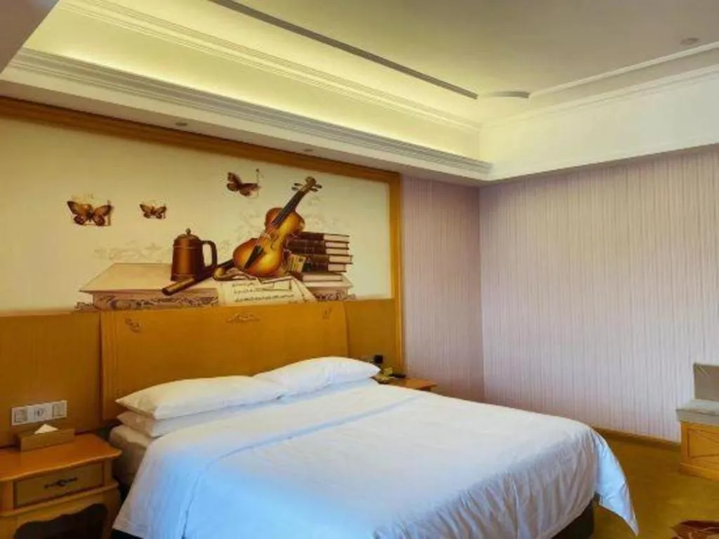 Bed in Vienna Hotel Guangdong Xinyi Jiaoyucheng River View