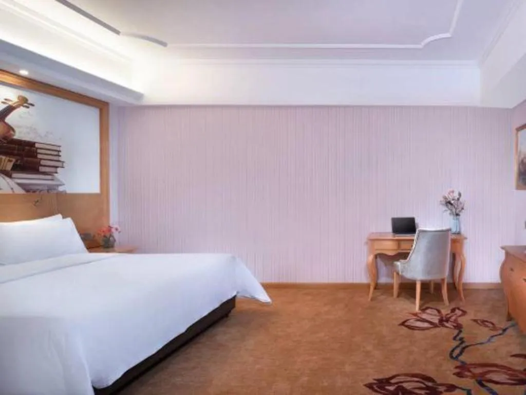 Bed in Vienna Hotel Guangdong Xinyi Jiaoyucheng River View