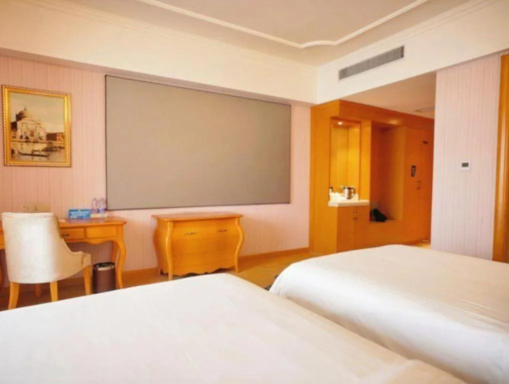 Bed in Vienna Hotel Guangdong Xinyi Jiaoyucheng River View