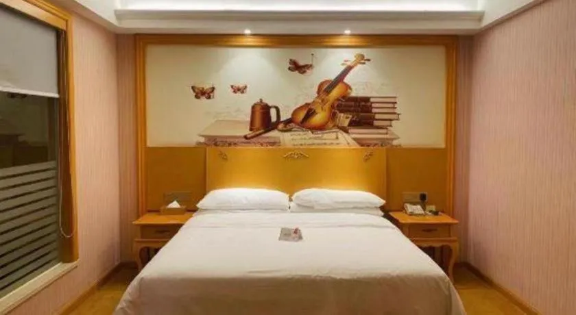 Bed in Vienna Hotel Guangdong Xinyi Jiaoyucheng River View
