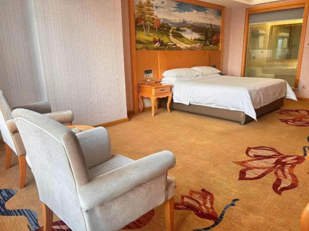 Bed in Vienna Hotel Guangdong Xinyi Jiaoyucheng River View