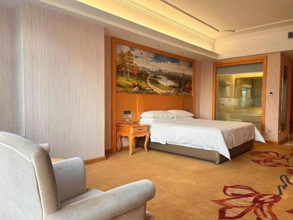 Bed in Vienna Hotel Guangdong Xinyi Jiaoyucheng River View