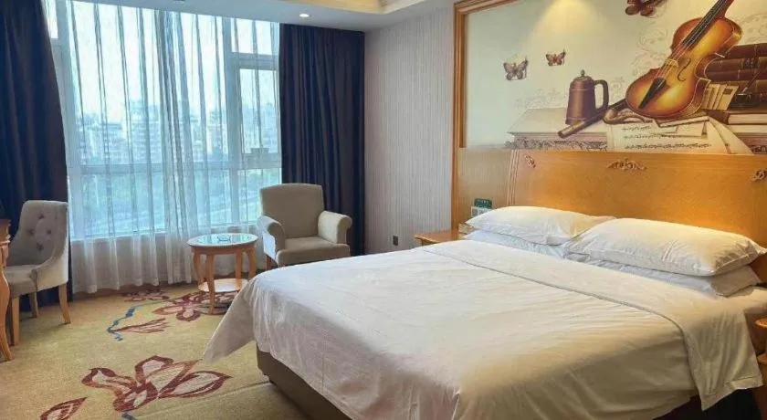 Bed in Vienna Hotel Guangdong Xinyi Jiaoyucheng River View