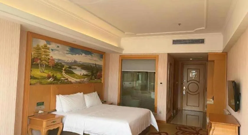 Bed in Vienna Hotel Guangdong Xinyi Jiaoyucheng River View