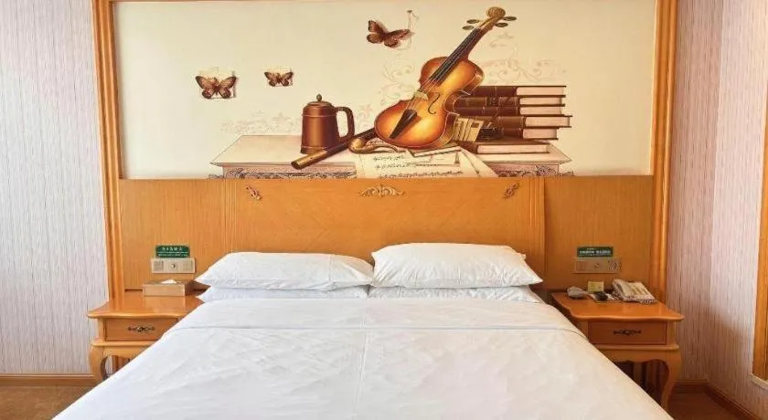 Bed in Vienna Hotel Guangdong Xinyi Jiaoyucheng River View