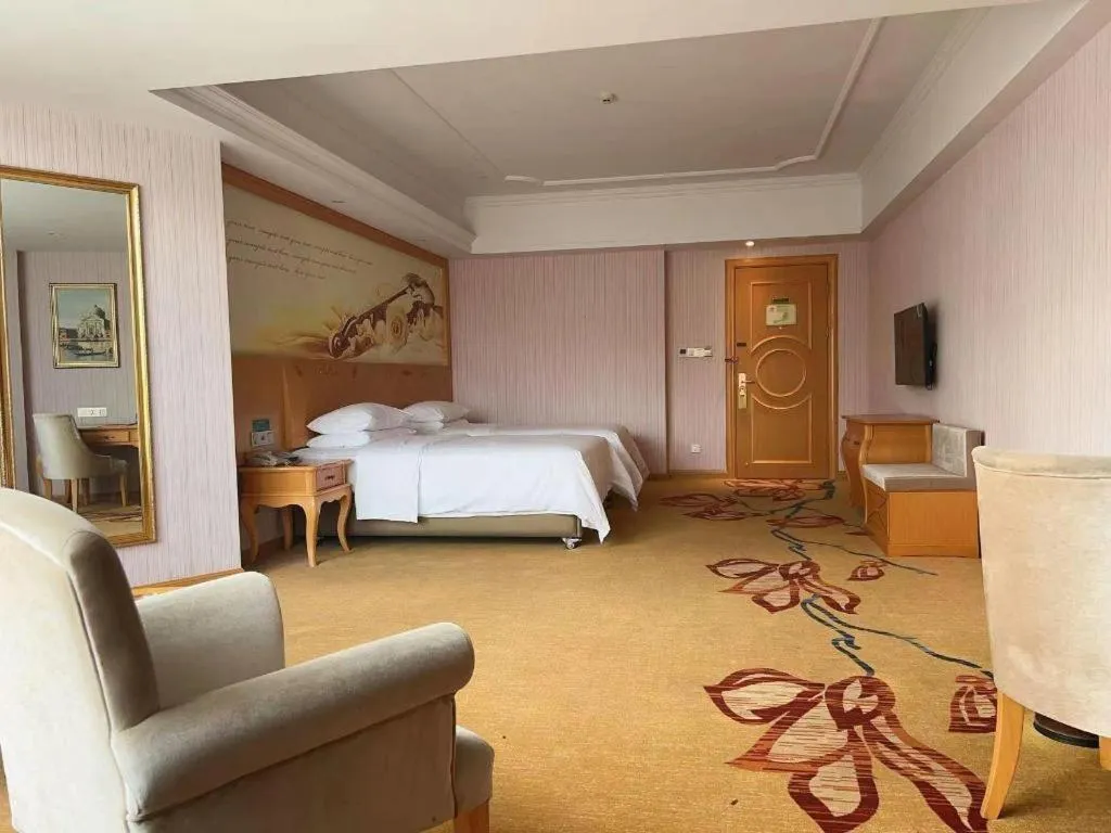 Bed in Vienna Hotel Guangdong Xinyi Jiaoyucheng River View
