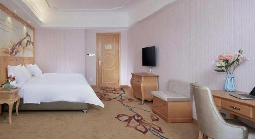 Bed in Vienna Hotel Guangdong Xinyi Jiaoyucheng River View