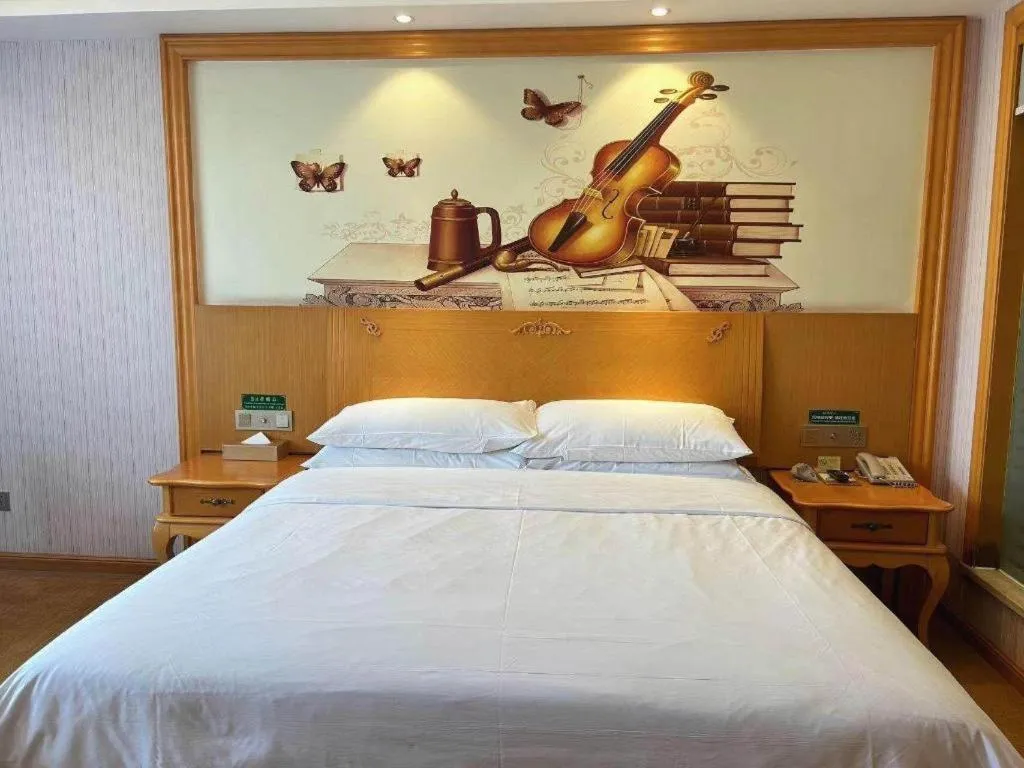 Bed in Vienna Hotel Guangdong Xinyi Jiaoyucheng River View