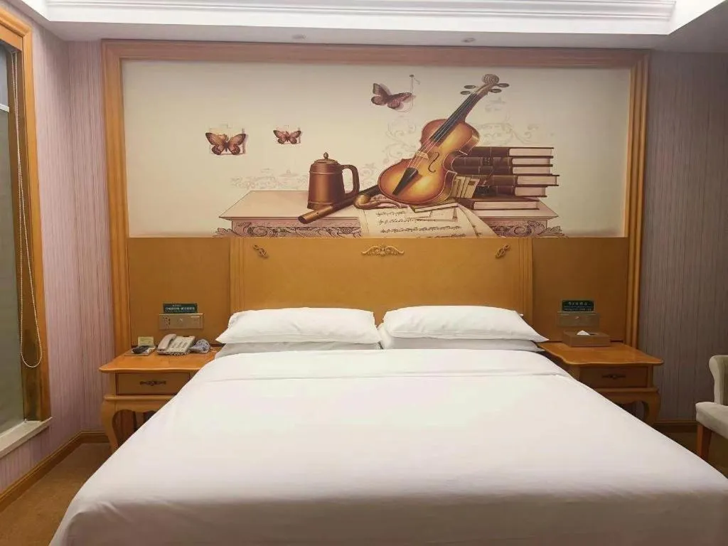 Bed in Vienna Hotel Guangdong Xinyi Jiaoyucheng River View