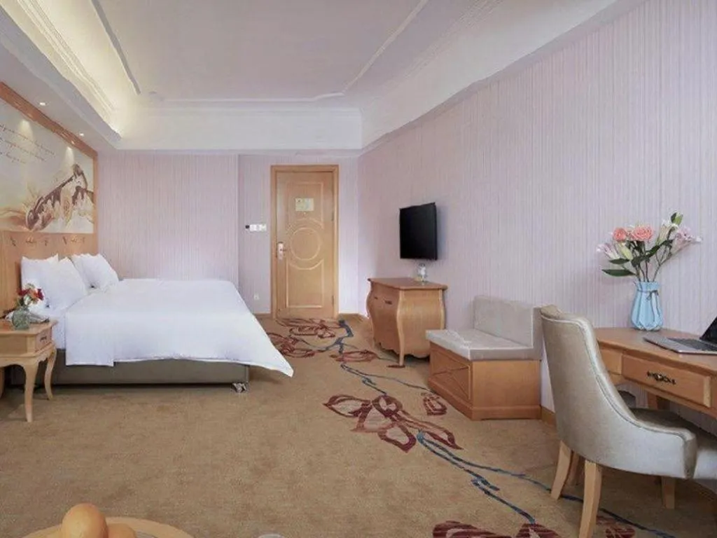 Bed in Vienna Hotel Guangdong Xinyi Jiaoyucheng River View