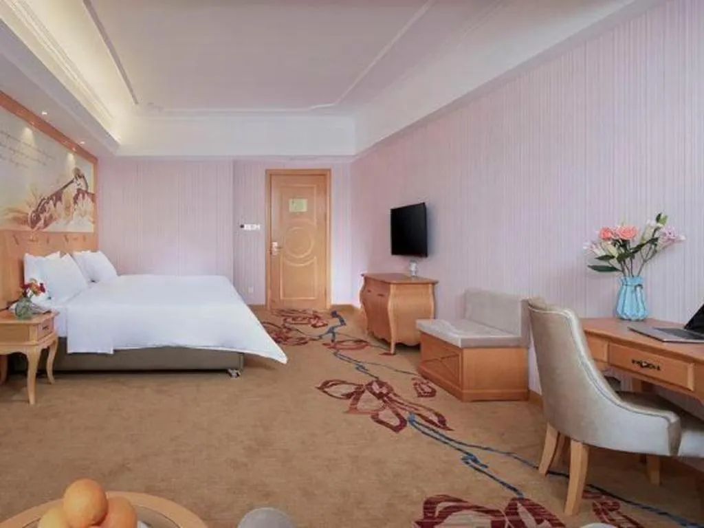 Bed in Vienna Hotel Guangdong Xinyi Jiaoyucheng River View