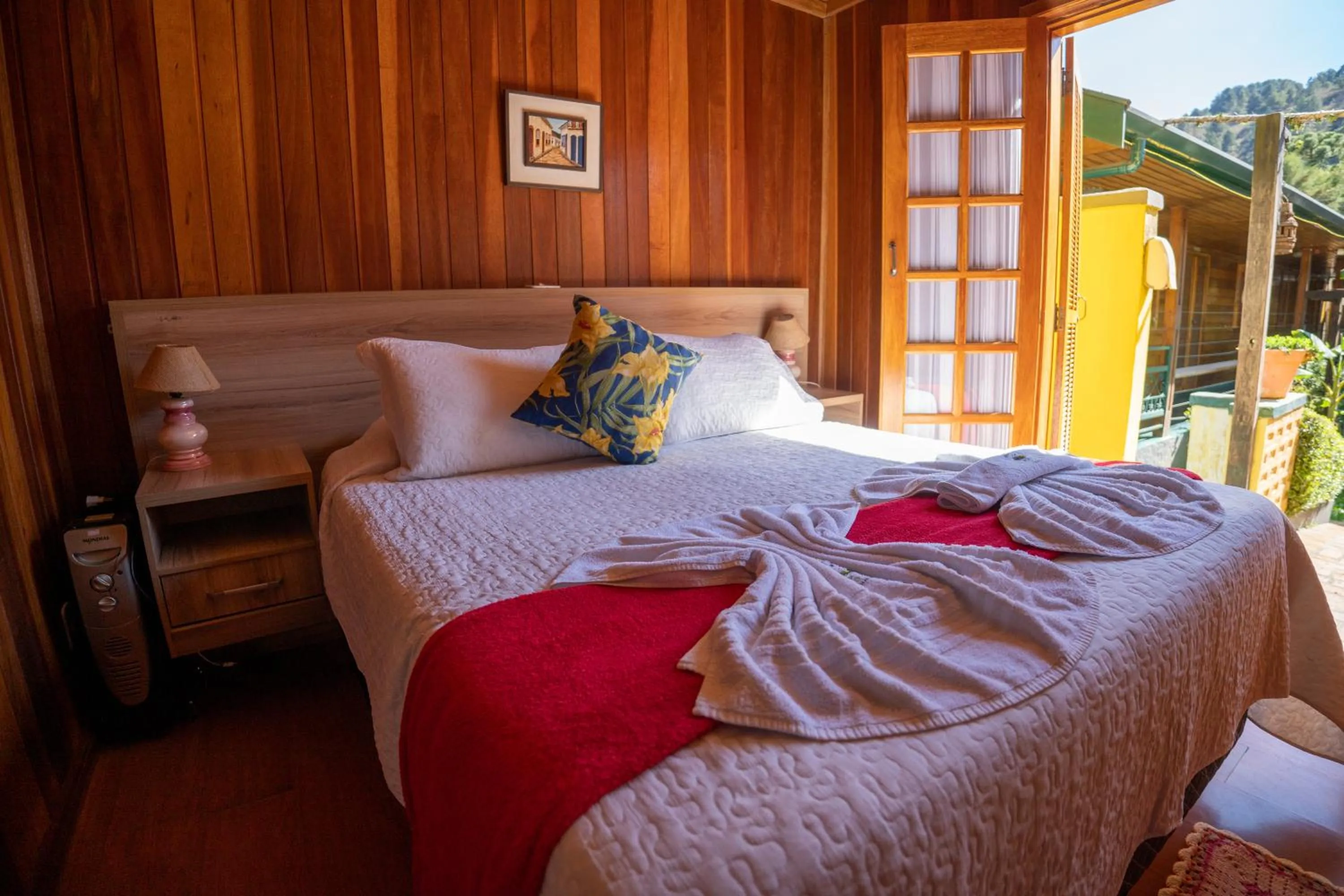 View (from property/room), Bed in Pousada Recanto Ninho Verde Chalés