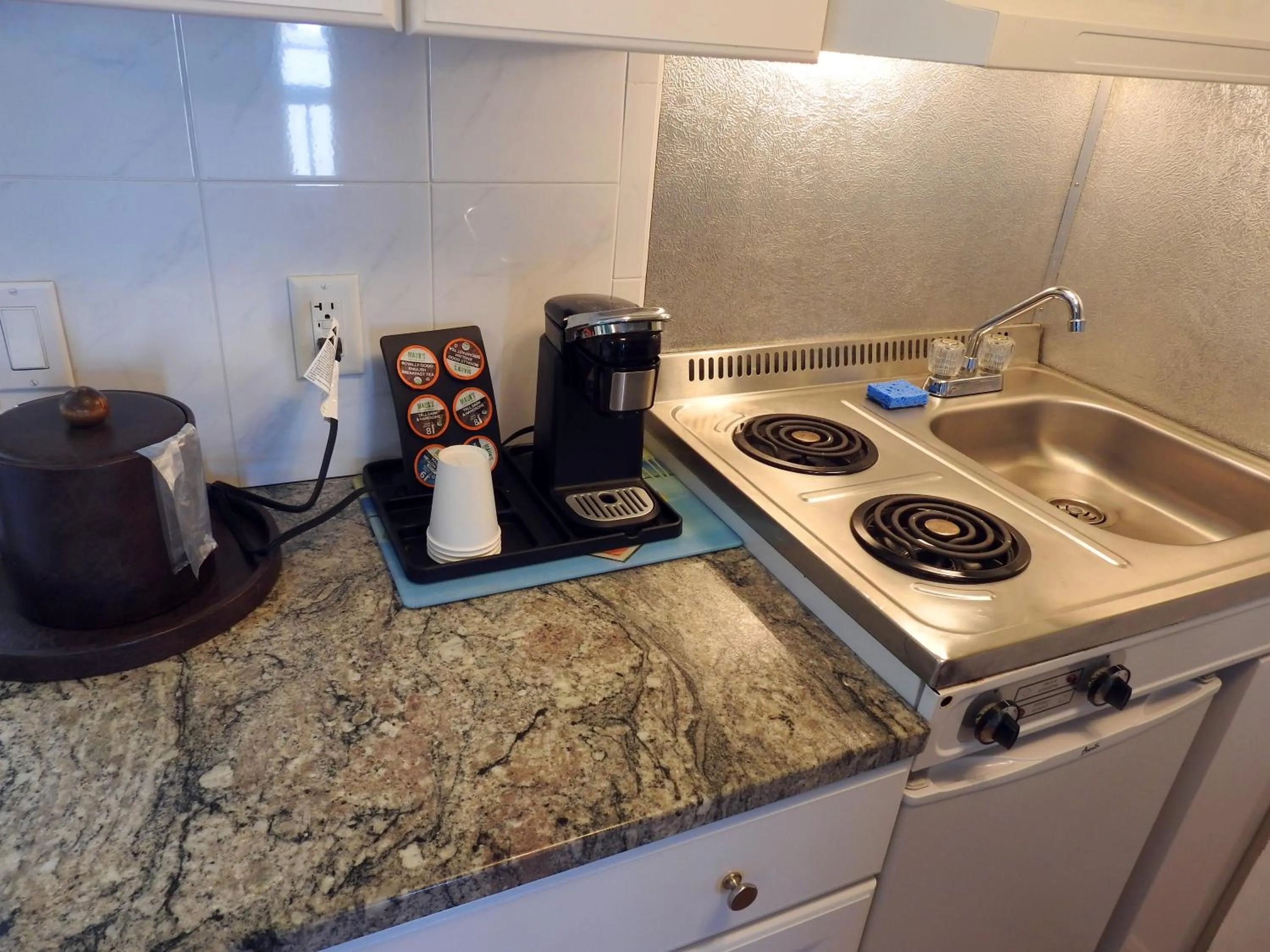 Coffee/tea facilities in SeaCoast Inn