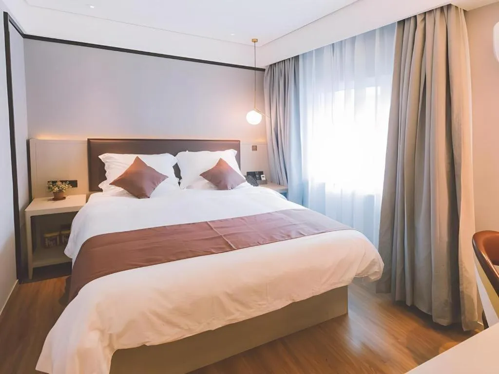 Bed in GYA Shanghai Jiangpu Hotel