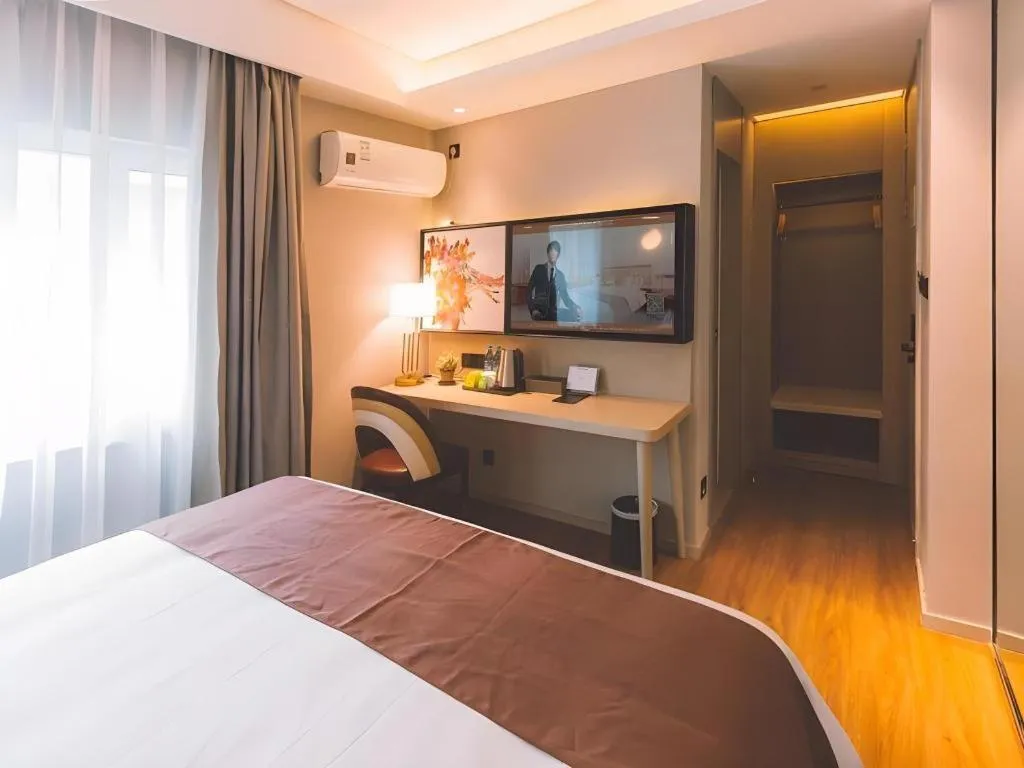 Bed in GYA Shanghai Jiangpu Hotel