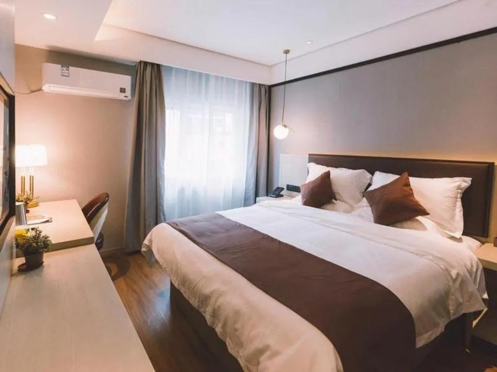 Bed in GYA Shanghai Jiangpu Hotel