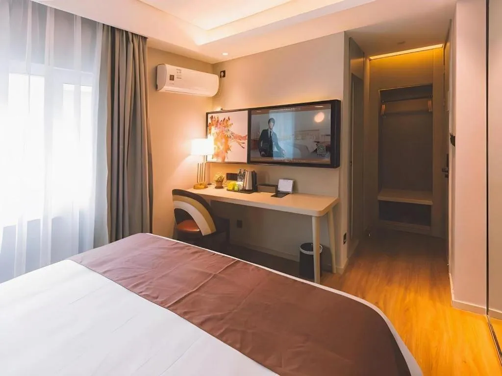 Bed in GYA Shanghai Jiangpu Hotel