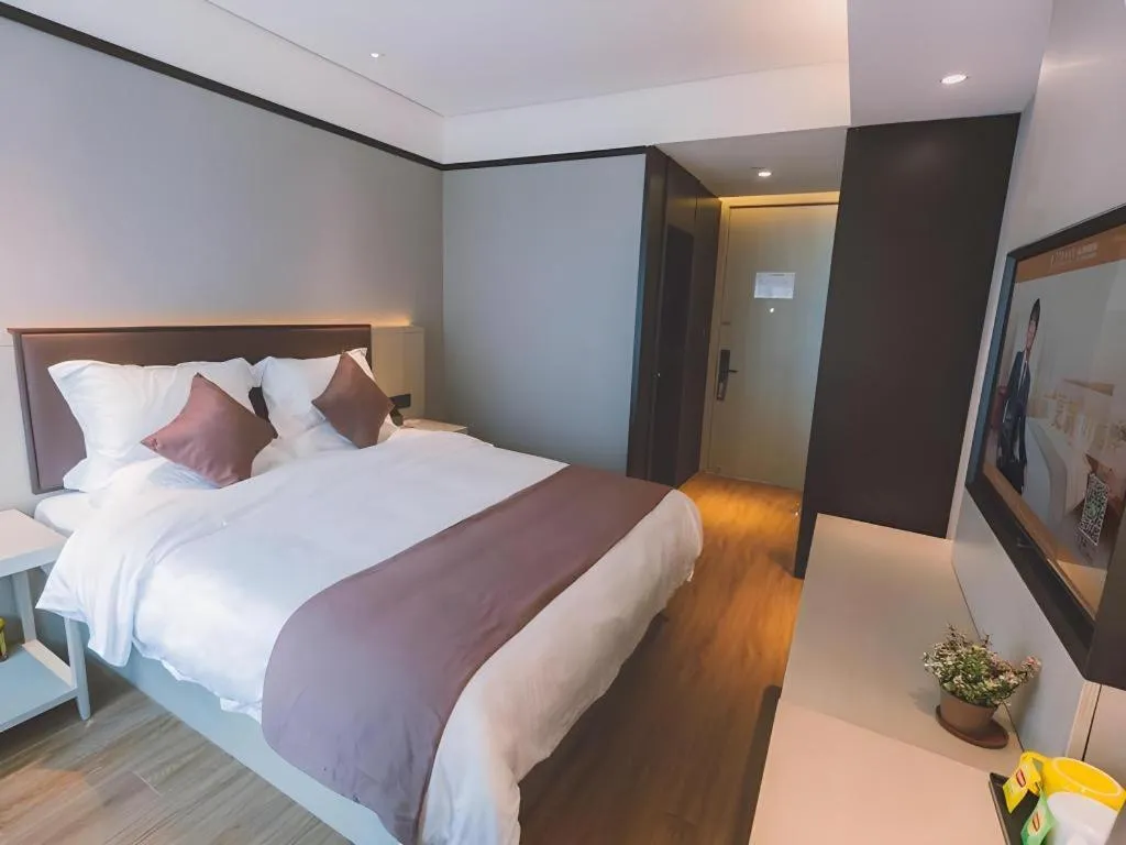 Bed in GYA Shanghai Jiangpu Hotel