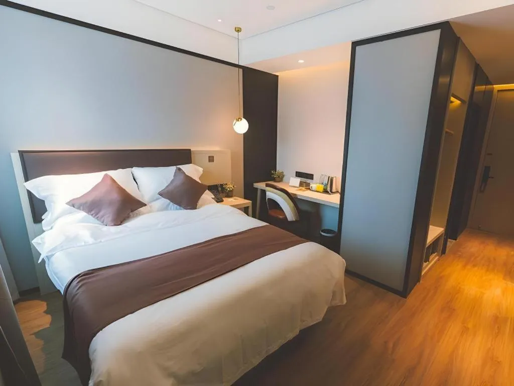 Bed in GYA Shanghai Jiangpu Hotel