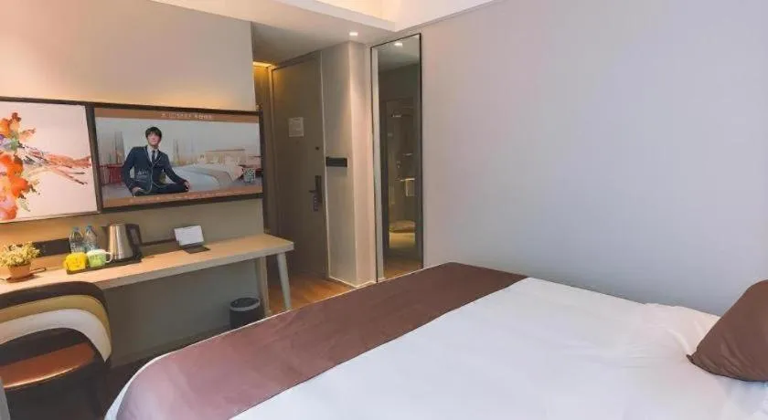 Bed in GYA Shanghai Jiangpu Hotel