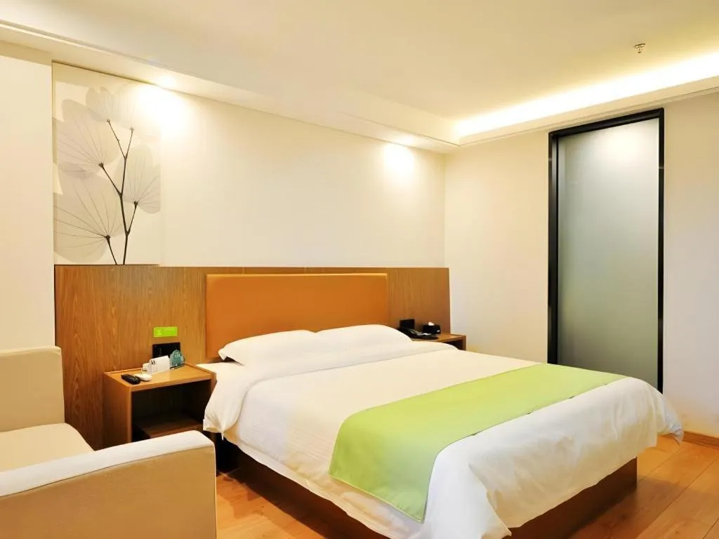 Bed in GreenTree Inn Haikou City Wuzhishan Road