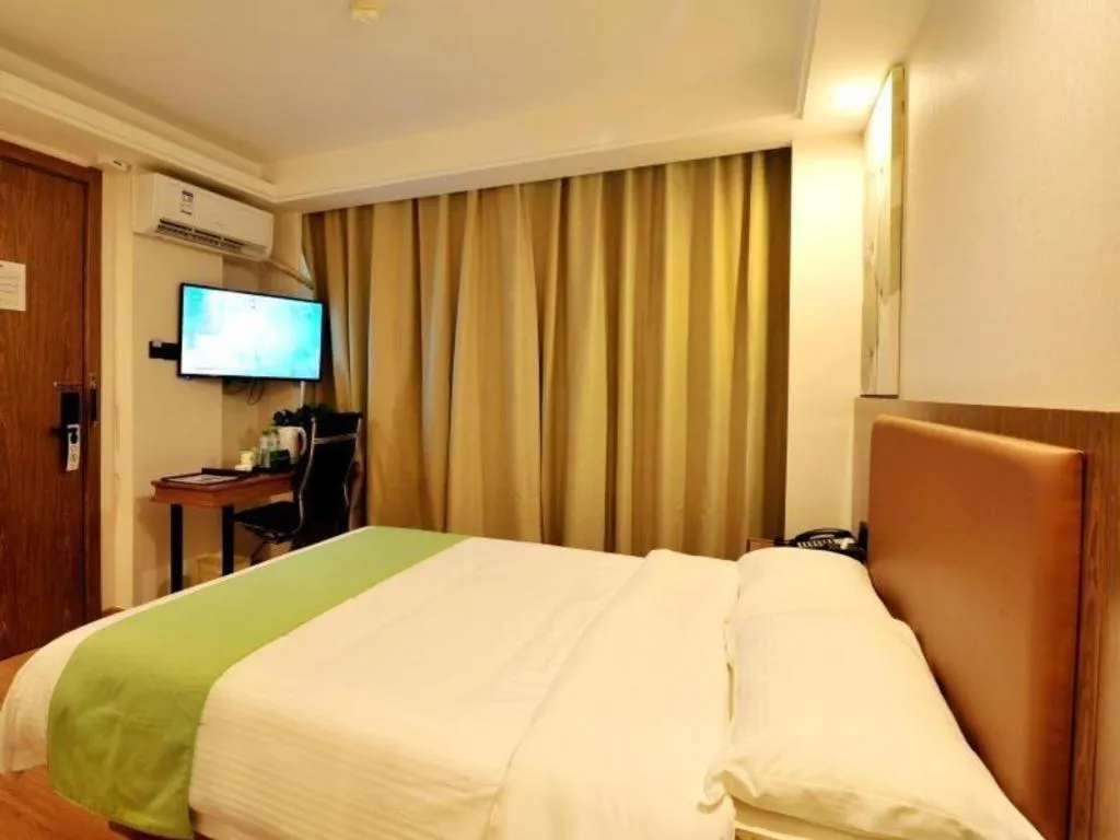 Bed in GreenTree Inn Haikou City Wuzhishan Road