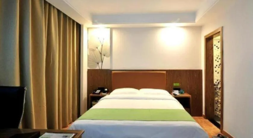 Bed in GreenTree Inn Haikou City Wuzhishan Road