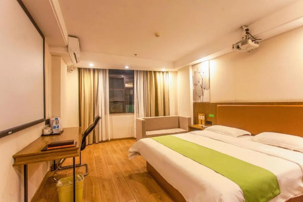 Bed in GreenTree Inn Haikou City Wuzhishan Road