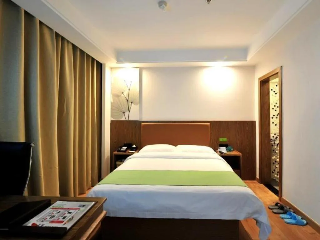 Bed in GreenTree Inn Haikou City Wuzhishan Road