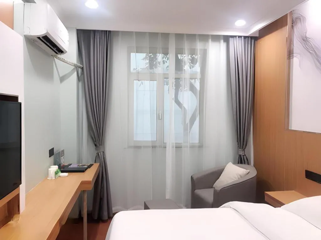 Bed in GreenTree Inn Chongqing Longhu Times Tianjie Xietaizi Metro Station