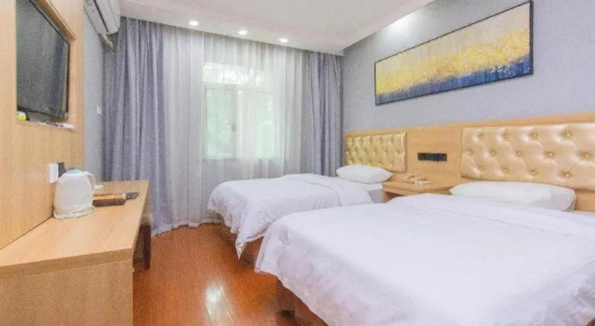 Bed in GreenTree Inn Chongqing Longhu Times Tianjie Xietaizi Metro Station