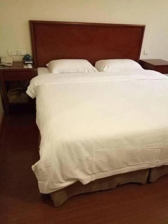 Bed in GreenTree Inn Chongqing Longhu Times Tianjie Xietaizi Metro Station