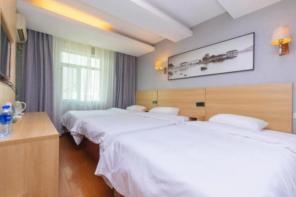 Bed in GreenTree Inn Chongqing Longhu Times Tianjie Xietaizi Metro Station